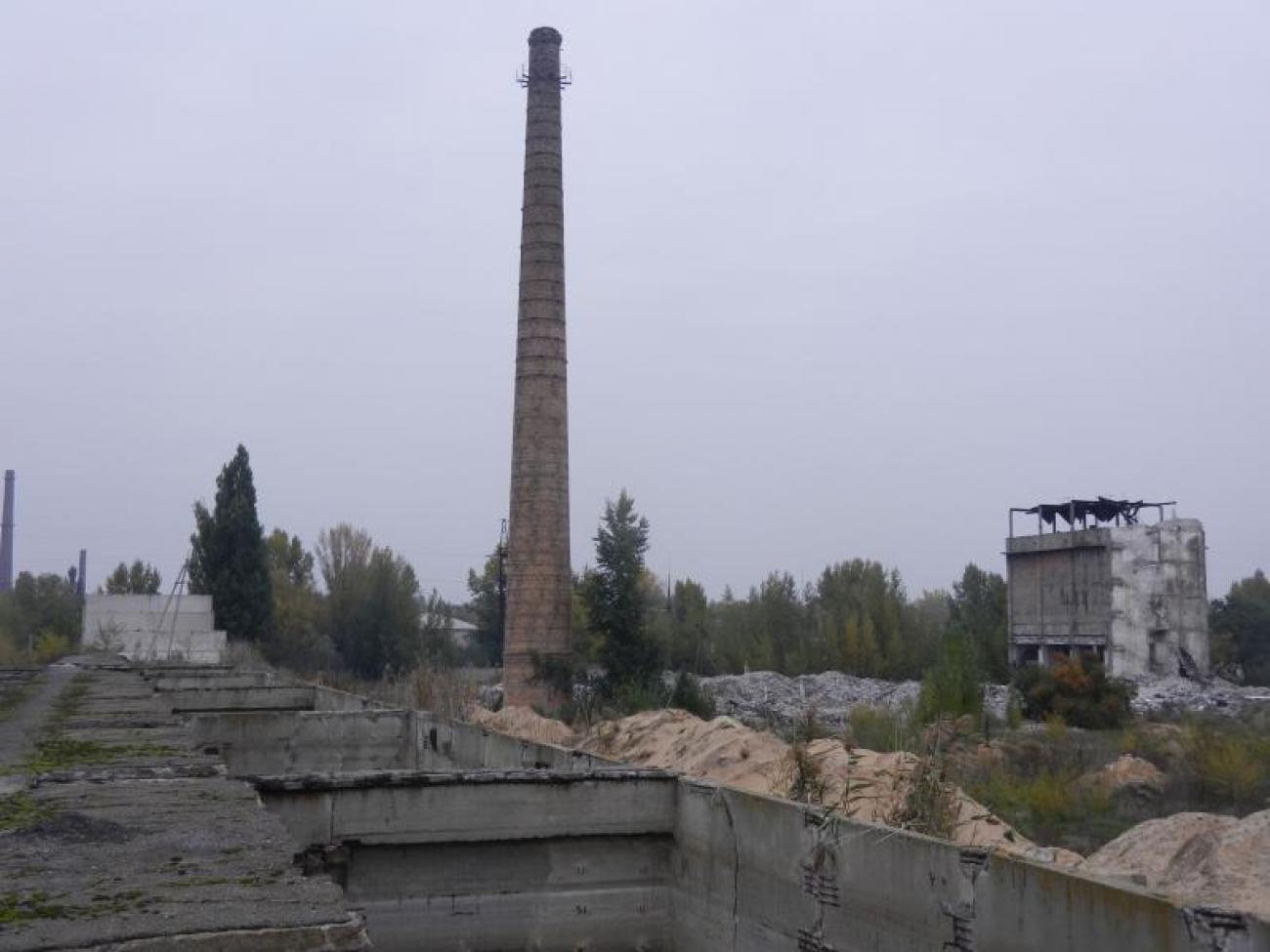 Валка кирпичной дымовой трубы